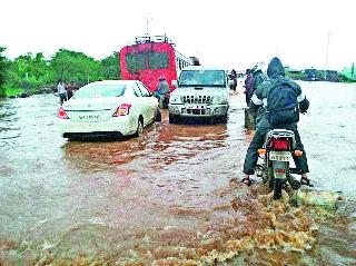 Due to heavy rains, the rivers and canals flood | जोरदार पावसामुळे नदी-नाल्यांना पूर Due to heavy rains, the rivers and canals flood | जोरदार पावसामुळे नदी-नाल्यांना पूर