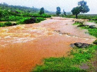 The contact of 50 tribal places of Padhel Talao was broken | पेठतालुक्यातील ५० आदिवास वाड्या-पाड्यांचा संपर्क तुटला The contact of 50 tribal places of Padhel Talao was broken | पेठतालुक्यातील ५० आदिवास वाड्या-पाड्यांचा संपर्क तुटला