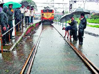 Central Railway traffic disrupted due to water accumulation on Igatpuri track | इगतपुरीरेल्वे ट्रॅकवर पाणी साचल्याने मध्य रेल्वेची वाहतूक विस्कळीत झाली Central Railway traffic disrupted due to water accumulation on Igatpuri track | इगतपुरीरेल्वे ट्रॅकवर पाणी साचल्याने मध्य रेल्वेची वाहतूक विस्कळीत झाली
