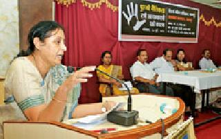 Increasing women's oppression leads to women's oppression | समाजाच्या मापदंडामुळेच स्त्रियांवरील अत्याचार वाढलेत