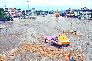 Kazi fort collapses; Three pools under water | काझी गढी ढासळली; तीन पूल पाण्याखाली Kazi fort collapses; Three pools under water | काझी गढी ढासळली; तीन पूल पाण्याखाली