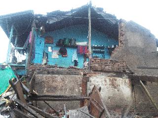 संततधार पावसामुळे ओझरला जनजीवन विस्कळीत घरे पडली, वाहनांचे नुकसान