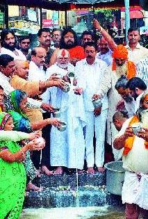 Only the townsman enjoying the chimba. The witch-hunter is the wigheartte. | अवघे नगरजन आनंदे चिंब नहाले। विघ्नकर्तेच विघ्नहर्ते की हो जाहले।। Only the townsman enjoying the chimba. The witch-hunter is the wigheartte. | अवघे नगरजन आनंदे चिंब नहाले। विघ्नकर्तेच विघ्नहर्ते की हो जाहले।।