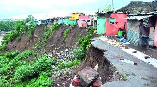 Four houses collapsed ... | चार घरे कोसळली... Four houses collapsed ... | चार घरे कोसळली...