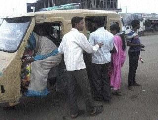 Unauthorized traffic on the tip of the administration! | प्रशासनाच्या नाकावर टिच्चून अवैैध वाहतूक !