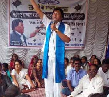 Lodged in front of Buldana District Collectorate | बुलडाणा जिल्हाधिकारी कार्यालयासमोर धरणे