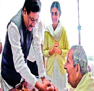 CM visits Dada Vaswani | मुख्यमंत्र्यांनी घेतली दादा वासवानींची भेट CM visits Dada Vaswani | मुख्यमंत्र्यांनी घेतली दादा वासवानींची भेट
