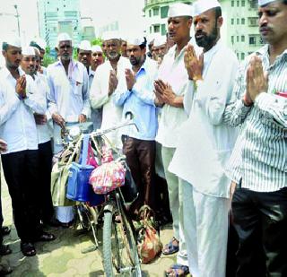 Malin village is the base | माळीण गावाला डबेवाल्यांचाही आधार! Malin village is the base | माळीण गावाला डबेवाल्यांचाही आधार!