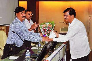 Revenue employees felicitate | महसूल कर्मचाऱ्यांचा सत्कार Revenue employees felicitate | महसूल कर्मचाऱ्यांचा सत्कार