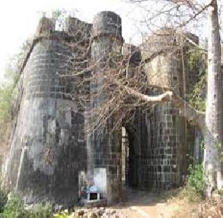 The Mahadev temple on Vasai fortress ignored | वसई किल्ल्यावरील महादेवाचे मंदिर दुर्लक्षित The Mahadev temple on Vasai fortress ignored | वसई किल्ल्यावरील महादेवाचे मंदिर दुर्लक्षित