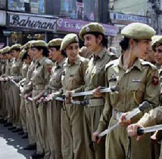 Give 33% reservation to women in police | पोलिसांत महिलांना ३३% आरक्षण द्या