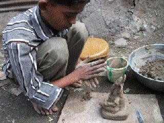 Ganesh idol is the art of making the foundation for education! | गणेश मूर्ती बनविण्याची कला ठरली शिक्षणासाठी आधार !