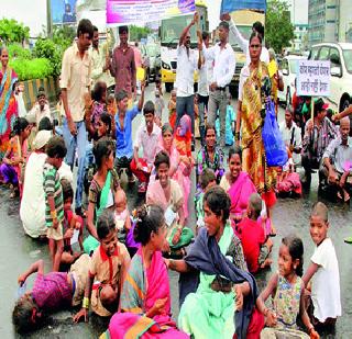 Adivasis stopped the highway | आदिवासींनी महामार्ग रोखला