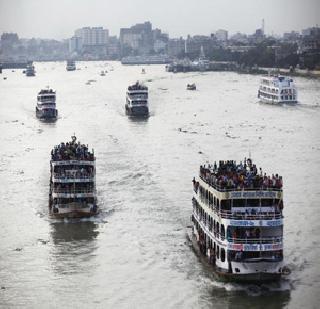 250 passengers lost their name in the river | 250 प्रवाशांची नाव नदीत बुडाली