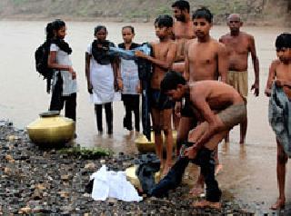 In Gujarat, girls have to go to school | गुजरातमध्ये मुलींना पोहून शाळेत जावे लागते In Gujarat, girls have to go to school | गुजरातमध्ये मुलींना पोहून शाळेत जावे लागते