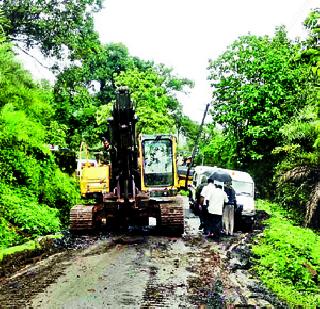 Accident due to water accidents | पाणी ङिारपल्यामुळे दुर्घटना