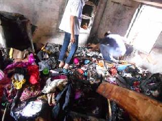 Home fire due to shotcricket | शॉटसर्किटमुळे घराला आग Home fire due to shotcricket | शॉटसर्किटमुळे घराला आग