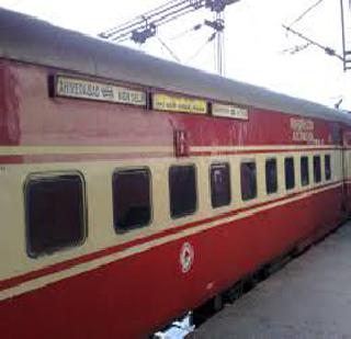 Due to drunken TC women passengers in the 'capital' | मद्यधुंद टीसीमुळे ‘राजधानी’त महिला प्रवाशांचे हाल Due to drunken TC women passengers in the 'capital' | मद्यधुंद टीसीमुळे ‘राजधानी’त महिला प्रवाशांचे हाल