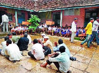 Assurance: Action for two teachers with headmasters | आश्वासन : मुख्याध्यापकांसह दोन शिक्षकांवर कारवाई Assurance: Action for two teachers with headmasters | आश्वासन : मुख्याध्यापकांसह दोन शिक्षकांवर कारवाई