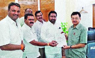 Demand for Nashik-Gujrat railway line | नाशिक-गुजरात रेल्वेमार्गासंदर्भात निवेदन Demand for Nashik-Gujrat railway line | नाशिक-गुजरात रेल्वेमार्गासंदर्भात निवेदन