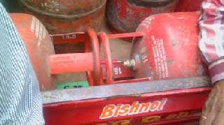 The cauterization of the gas stolen from the cylinders of the public | नागरिकांच्या सतर्कतेने सिलिंडरमधून गॅसची चोरी उघड The cauterization of the gas stolen from the cylinders of the public | नागरिकांच्या सतर्कतेने सिलिंडरमधून गॅसची चोरी उघड