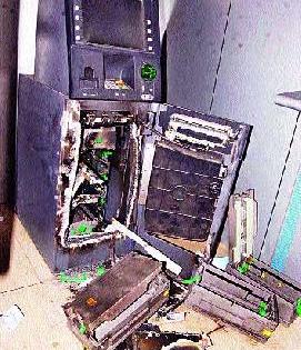 24 lakhs of robbery broke out of the ATM | एटीएम फोडून २४ लाखांची लूट 24 lakhs of robbery broke out of the ATM | एटीएम फोडून २४ लाखांची लूट