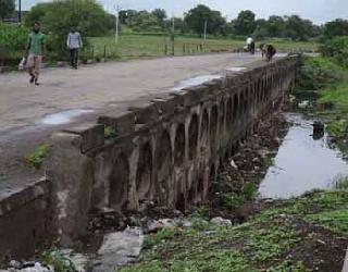 Dangerous bridge leads to fatality | धोकादायक पूल ठरतोय जीवघेणा Dangerous bridge leads to fatality | धोकादायक पूल ठरतोय जीवघेणा