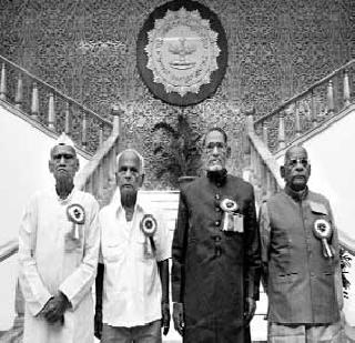 Honor 4 freedom fighters in the state | राज्यातील 4 स्वातंत्र्यसैनिकांचा सन्मान Honor 4 freedom fighters in the state | राज्यातील 4 स्वातंत्र्यसैनिकांचा सन्मान