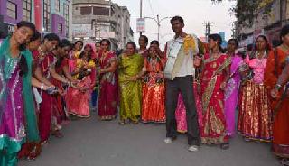 Celebration of Banjara brothers for the Teej Festival | तीज महोत्सवानिमित्त बंजारा बांधवांची शोभायात्रा