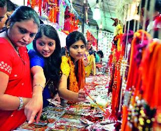 The rush for the procurement of beasts at the eve of the Rakshabandhan | रक्षाबंधनाच्या पूर्वसंध्येला राख्यांच्या खरेदीसाठी झालेली गर्दी. The rush for the procurement of beasts at the eve of the Rakshabandhan | रक्षाबंधनाच्या पूर्वसंध्येला राख्यांच्या खरेदीसाठी झालेली गर्दी.