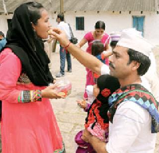 With the sister's meeting, the captives were overwhelmed | बहिणीच्या भेटीने बंदिवान गहिवरले With the sister's meeting, the captives were overwhelmed | बहिणीच्या भेटीने बंदिवान गहिवरले