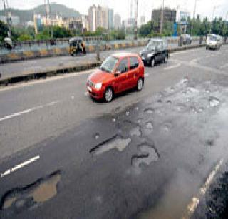 Six bikers injured due to potholes | खड्डयांमुळे सहा दुचाकीस्वार जखमी
