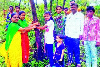 Held for the girls built by the girls | विद्यार्थिनींनी बांधल्या जवानांना राख्या Held for the girls built by the girls | विद्यार्थिनींनी बांधल्या जवानांना राख्या