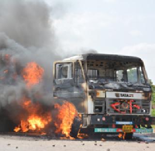 Six trucks collided in Akola, including a small child in the dead | अकोल्यात ट्रकने सहा जणांना चिरडले, मृतांमध्ये लहान बाळाचा समावेश Six trucks collided in Akola, including a small child in the dead | अकोल्यात ट्रकने सहा जणांना चिरडले, मृतांमध्ये लहान बाळाचा समावेश