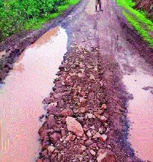 Road condition due to heavy vehicles | अवजड वाहनांमुळे रस्त्यांची दुरवस्था Road condition due to heavy vehicles | अवजड वाहनांमुळे रस्त्यांची दुरवस्था