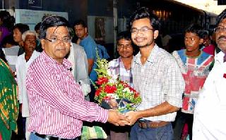 Welcome to the first doctor of Matang community | मातंग समाजातील पहिल्या डॉक्टरचे स्वागत