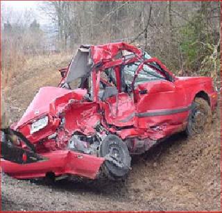 Accident in a car that carries a cattle | गुरांना पळविणाऱ्या गाडीला अपघात Accident in a car that carries a cattle | गुरांना पळविणाऱ्या गाडीला अपघात
