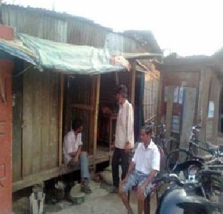 In the Saint Tukaramnagar, the footpath has been removed and the step-by-step | संत तुकारामनगरमध्ये पदपथ हटवून टप-या In the Saint Tukaramnagar, the footpath has been removed and the step-by-step | संत तुकारामनगरमध्ये पदपथ हटवून टप-या