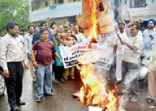 Statue of Deputy Chief Minister burnt the Vidarbha | विदर्भवाद्यांनी जाळला उपमुख्यमंत्र्यांचा पुतळा Statue of Deputy Chief Minister burnt the Vidarbha | विदर्भवाद्यांनी जाळला उपमुख्यमंत्र्यांचा पुतळा