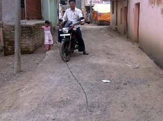 Iron rods removed in cement roads | सिमेंट रस्त्यातील लोखंडी सळय़ा उखडल्या Iron rods removed in cement roads | सिमेंट रस्त्यातील लोखंडी सळय़ा उखडल्या