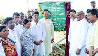 Cluttered to plan a relief package for the farmers | शेतकऱ्यांना दिलासा देणाऱ्या योजना आखण्यासाठी कट्टीबद्ध Cluttered to plan a relief package for the farmers | शेतकऱ्यांना दिलासा देणाऱ्या योजना आखण्यासाठी कट्टीबद्ध