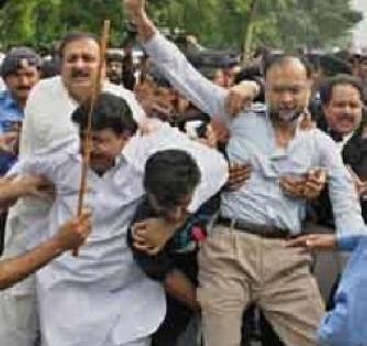 Fierce movement against the government against independence only in Pakistan | पाकिस्तानात स्वातंत्र्यदिनीच सरकारविरुद्ध उग्र आंदोलन Fierce movement against the government against independence only in Pakistan | पाकिस्तानात स्वातंत्र्यदिनीच सरकारविरुद्ध उग्र आंदोलन