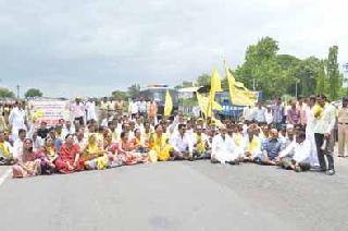 Stop the path to Akolat Dhangar community | अकोल्यात धनगर समाजाचा रास्ता रोको Stop the path to Akolat Dhangar community | अकोल्यात धनगर समाजाचा रास्ता रोको