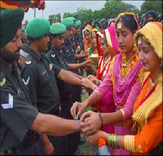 Offer soldiers to sing 'Soldiers Love' | ‘सोल्जर्स लव्ह’ गाणे सैनिकांना अर्पण Offer soldiers to sing 'Soldiers Love' | ‘सोल्जर्स लव्ह’ गाणे सैनिकांना अर्पण
