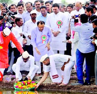 Purandar water in Baramati's scarcity-hit villages | बारामतीच्या टंचाईग्रस्त गावांमध्ये पुरंदरचे पाणी Purandar water in Baramati's scarcity-hit villages | बारामतीच्या टंचाईग्रस्त गावांमध्ये पुरंदरचे पाणी