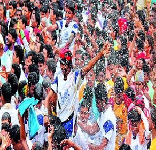 Govinda roasted with shower water! | शॉवरच्या पाण्याने गोविंदा भिजले! Govinda roasted with shower water! | शॉवरच्या पाण्याने गोविंदा भिजले!