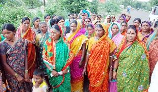 Women police arrest Mandrani | महिलांची पोलिसांकडून मनधरणी Women police arrest Mandrani | महिलांची पोलिसांकडून मनधरणी