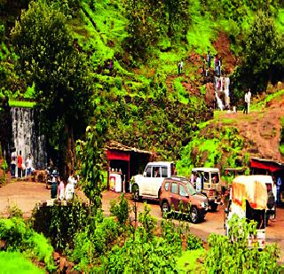 Pokhri Ghat blossomed by tourists | पोखरी घाट पर्यटकांनी फुलला Pokhri Ghat blossomed by tourists | पोखरी घाट पर्यटकांनी फुलला