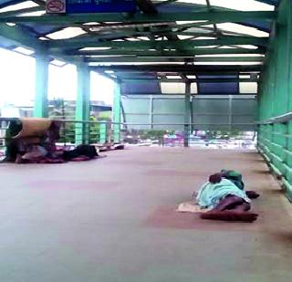 Skywalk status is poor | स्कायवॉकची अवस्था बिकट Skywalk status is poor | स्कायवॉकची अवस्था बिकट