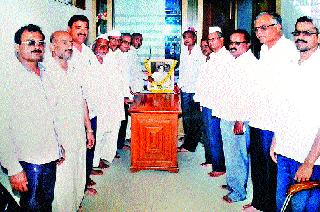 Manmad congratulates Rajiv Gandhi Jayanti on behalf of Congress | मनमाड काँग्रेसच्या वतीने राजीव गांधी जयंती साजरी